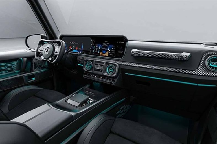 Như vậy, đây chính là phiên bản G63 nhanh nhất từ trước đến nay. Chiếc SUV này sở hữu ngoại hình bắt mắt với lớp sơn hiệu ứng "ombre" trải từ màu bạc ở phía đầu và đen dần về phía sau. Đi kèm với đó là bộ bodykit carbon thể thao, bao gồm vòm bánh xe mới, ốp sườn xe và cả cản trước/sau.