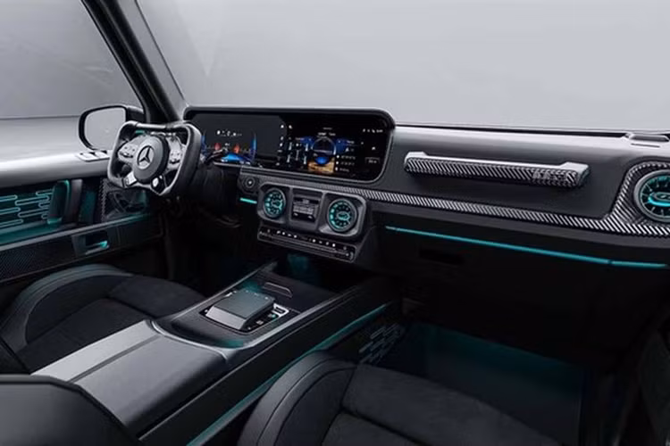 Như vậy, đây chính là phiên bản G63 nhanh nhất từ trước đến nay. Chiếc SUV này sở hữu ngoại hình bắt mắt với lớp sơn hiệu ứng "ombre" trải từ màu bạc ở phía đầu và đen dần về phía sau. Đi kèm với đó là bộ bodykit carbon thể thao, bao gồm vòm bánh xe mới, ốp sườn xe và cả cản trước/sau.