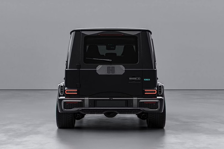 Ngoài ra, xe còn được trang bị phanh gốm carbon hiệu suất cao, cải thiện khả năng xử lý và khả năng khí động học. Tương tự ngoại thất, không gian cabin của Sir Class có tông màu đen chủ đạo, kết hợp với các điểm nhấn màu xanh mòng két. Vô lăng hình chữ nhật kiểu xe đua F1, được hoàn thiện bằng sợi carbon và vải Alcantara.