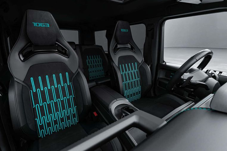 Ngoài ra, xe cũng được trang bị bộ mâm đặc biệt với đường viền màu xanh mòng két đặc trưng của đội Petronas, có kích thước lên tới 23 inch. Hệ thống treo của chiếc SUV được tinh chỉnh lại, hạ thấp khoảng sáng gầm xuống khoảng 3 cm so với G63 tiêu chuẩn, giúp cải thiện khả năng xử lý và tính khí động học.