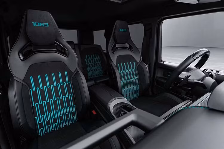 Ngoài ra, xe cũng được trang bị bộ mâm đặc biệt với đường viền màu xanh mòng két đặc trưng của đội Petronas, có kích thước lên tới 23 inch. Hệ thống treo của chiếc SUV được tinh chỉnh lại, hạ thấp khoảng sáng gầm xuống khoảng 3 cm so với G63 tiêu chuẩn, giúp cải thiện khả năng xử lý và tính khí động học.