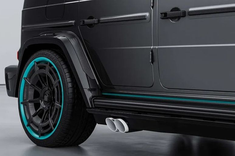 Ở trên tựa đầu hàng ghế trước, hãng HOF còn bổ sung điểm nhấn là con số 1.063 được thêu thủ công, nhằm nhấn mạnh công suất vượt trội của chiếc SUV đặc biệt. Ngoài ra, xe còn sở hữu hệ thống đèn trần mô phỏng bầu trời sao lấy cảm hứng từ các mẫu xe siêu sang của hãng Rolls-Royce.