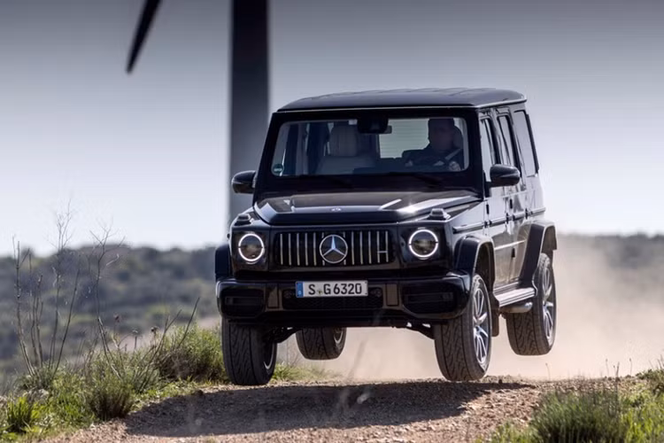 Mercedes-Benz đạt mốc sản xuất 500.000 xe G-Class vào năm 2023, nghĩa là hiện tại có khoảng hơn 400.000 xe đang lăn bánh trên thị trường. Motor1 cho biết ngoài G-Class còn có một mẫu xe khác cũng được đánh giá cao về độ bền bỉ, đó là Porsche 911 với khoảng 70% xe còn đang lăn bánh.