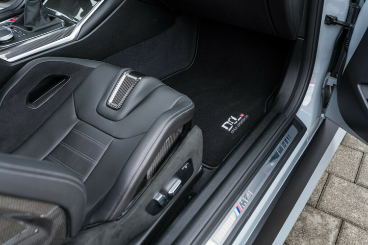 Mẫu xe cũng được trang bị hệ thống treo và phanh, đồng thời xe còn được trang bị lò xo cuộn cung cấp khả năng điều chỉnh độ bật và độ nén cũng như tùy chọn điều chỉnh chiều cao xe.