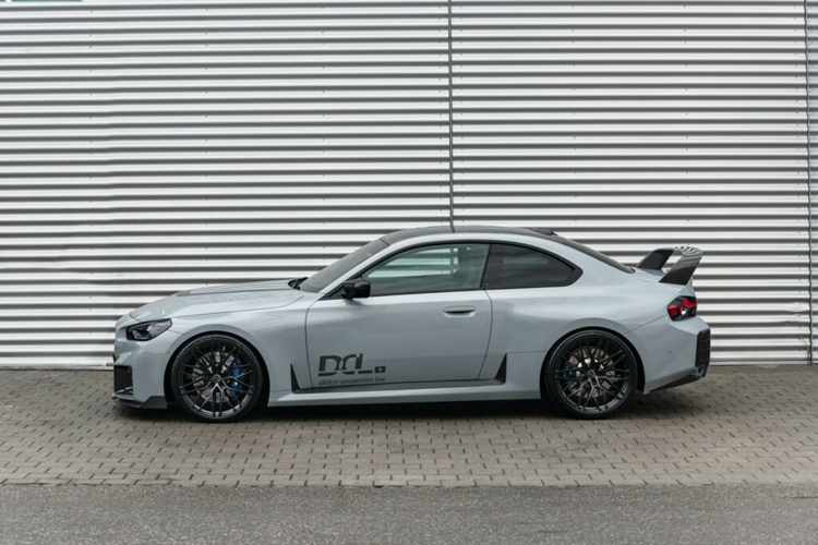 Thương hiệu cũng đã tinh chỉnh phần mềm dành cho động cơ sáu xi-lanh thẳng hàng tăng áp kép 3.0 lít nhưng điều thú vị là hãng độ không đề cập đến bất kỳ nâng cấp bên trong nào đã được thực hiện cho động cơ cũng như xe cũng không được trang bị thêm bộ tăng áp mới.