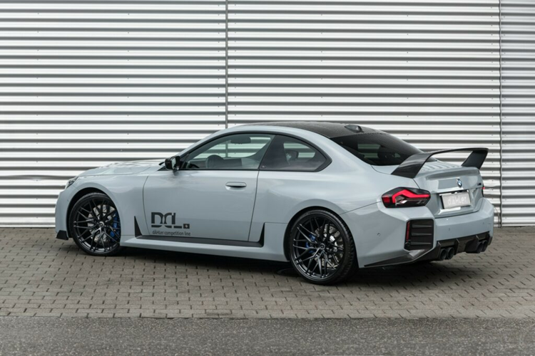 Ngoài ra, mẫu xe cũng được trang bị động cơ cũng được trang trí bằng sợi carbon. Khoang nội thất của xe còn được trang bị cần số ngắn dành cho mẫu xe với hộp số sàn 6 cấp, vô lăng thể thao Alcantara có sưởi và thảm sàn mới. Mức giá xe BMW M2 độ Dahler vẫn là ẩn số.