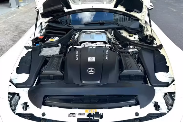 Khoang nội thất bên trong Mercedes-AMG GT Roadster là sự kết hợp giữa sự sang trọng và phong cách thể thao với ghế thể thao AMG bọc da Nappa kết hợp các chi tiết ốp carbon sáng màu, và cả sọc cũng như dây đai an toàn màu đỏ.