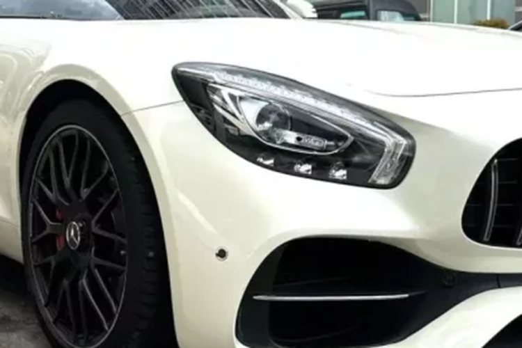 Mercedes-AMG GT Roadster sử dụng động cơ V8, tăng áp kép, dung tích 4.0 lít, sản sinh công suất tối đa 476 mã lực và mô men xoắn cực đại 630 Nm.