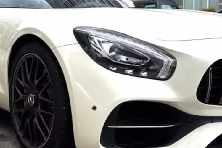 Mercedes-AMG GT Roadster sử dụng động cơ V8, tăng áp kép, dung tích 4.0 lít, sản sinh công suất tối đa 476 mã lực và mô men xoắn cực đại 630 Nm.