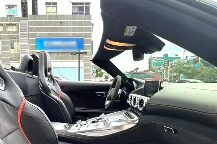 Theo thông tin người bán, chiếc xe thể thao mui trần Mercedes-AMG GT Roadster này đã chạy được hơn 17.000 km, xe vừa mới kiểm tra chính hãng. Ngoài ra, xe chỉ mới trải qua vài đời chủ, trong đó, từng nằm trong bộ sưu tập xe của 1 doanh nhân 8X kinh doanh bất động sản.