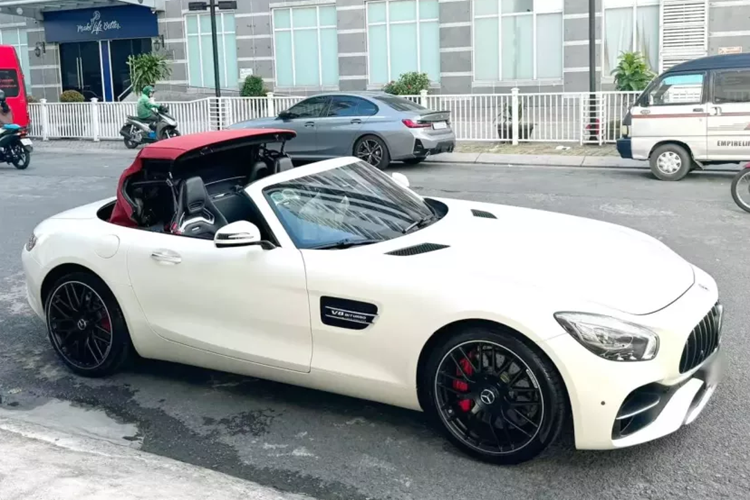 Sau 1 thời gian dài định cư ở showroom xe tại Đà Nẵng, chiếc xe thể thao mui trần Mercedes-AMG GT Roadster độc nhất Việt Nam đã được 1 garage chuyên mua bán xe lướt ở Tp.HCM thu nạp về đội, và chào bán 7,3 tỷ đồng.
