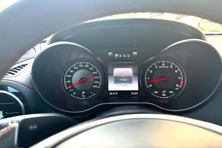 Người dùng chỉ mất thời gian hơn 12 giây là có thể hạ chiếc mui mềm của xe ra phía sau chỉ bằng 1 nút bấm, để đóng mui lại, xe Mercedes-AMG GT Roadster cần khoảng 14 giây. Người lái vẫn có thể đóng hoặc mở mui ngay khi xe đang chạy nhưng tốc độ phải dưới 45 km/h để đảm bảo mui mềm của xe Mercedes-AMG GT Roadster hoạt động hoàn hảo.