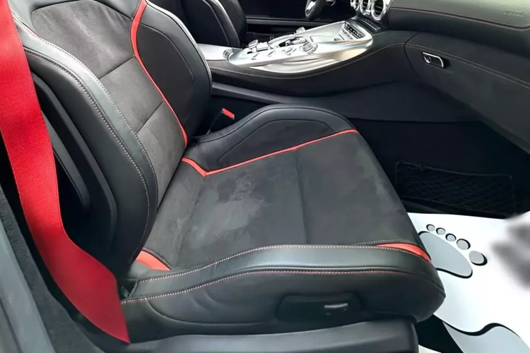 Vào năm ngoái, giá xe Mercedes-AMG GT Roadster này cũng được chào bán với mức 7,5 tỷ đồng, nhưng lúc đó, chỉ chạy được hơn 9.000 km. Mercedes-AMG GT Roadster độc nhất Việt Nam có ngoại thất sơn màu trắng Diamond White với điểm nhấn nhiều chi tiết sơn đen và quan trọng, xe có bộ mui mềm màu đỏ.