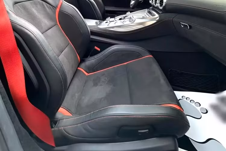 Vào năm ngoái, giá xe Mercedes-AMG GT Roadster này cũng được chào bán với mức 7,5 tỷ đồng, nhưng lúc đó, chỉ chạy được hơn 9.000 km. Mercedes-AMG GT Roadster độc nhất Việt Nam có ngoại thất sơn màu trắng Diamond White với điểm nhấn nhiều chi tiết sơn đen và quan trọng, xe có bộ mui mềm màu đỏ.