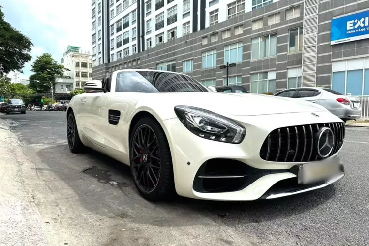 Thật thú vị là tại Việt Nam, chỉ có đúng 1 chiếc xe thể thao mui trần Mercedes-AMG GT Roadster được nhập về nước, theo diện phân phối chính hãng.