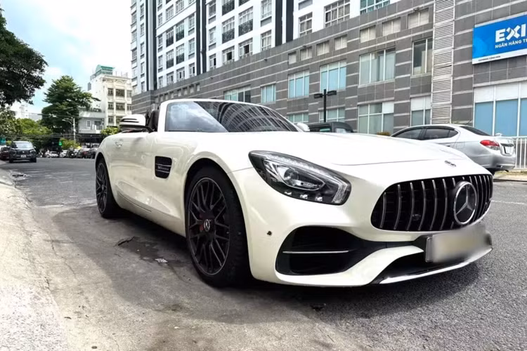 Thật thú vị là tại Việt Nam, chỉ có đúng 1 chiếc xe thể thao mui trần Mercedes-AMG GT Roadster được nhập về nước, theo diện phân phối chính hãng.