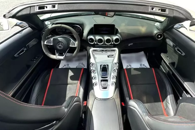 Phần mui mềm của xe thể thao mui trần Mercedes-AMG GT Roadster với cấu trúc nâng hạ 3 lớp, được làm từ sự kết hợp giữa ma-giê, thép và nhôm để giảm trọng lượng, nhờ đó, Mercedes-AMG GT Roadster chỉ nặng 1.595 kg trong khi GTC Roadster có trọng lượng 1.660 kg.