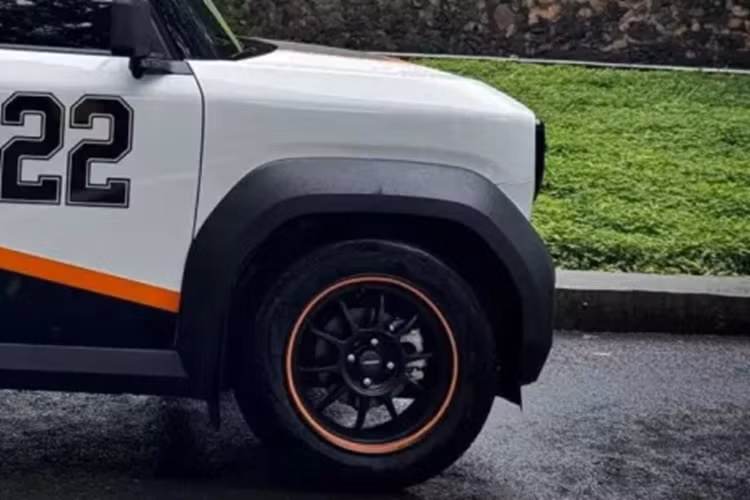 Và đúng như nhiều người nói, VinFast VF3 lên mâm độ mới đẹp vì thế, chủ xe cũng quyết định đầu tư bộ la-zăng 10 chấu đơn, sơn đen mờ với điểm nhấn là viền mâm màu cam. Chi phí cho bản độ này không được tiết lộ, nhưng có thể rơi vào gần 40 triệu đồng cho việc dán đề-can ngoại thất và mâm độ.