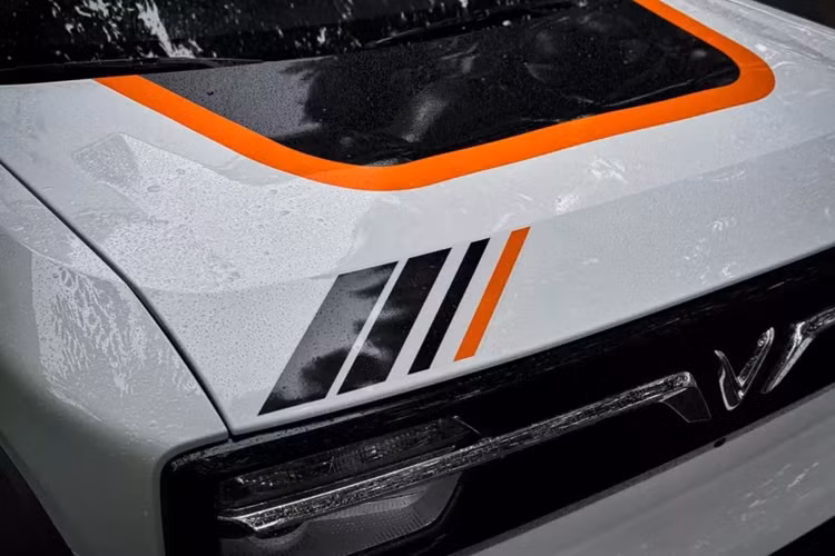 Đầu tiên chính là bộ áo với 2 tông màu chủ đạo là trắng và đen, được phối với nhau khá ăn ý, qua đó còn có điểm nhấn là các sọc màu cam, làm tăng thêm sự hấp dẫn cho ngoại hình xe. Sau cùng là con số 22 màu đen ở 2 bên cửa xe.