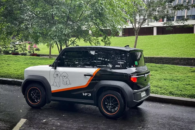 Hiện tại, giá bán xe điện VinFast VF3 là 235 triệu đồng cho bản thuê pin, và 315 triệu đồng (kèm pin), chưa bao gồm tùy chọn thêm như màu sắc, các phụ kiện chính hãng đi kèm.