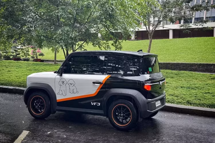 Hiện tại, giá bán xe điện VinFast VF3 là 235 triệu đồng cho bản thuê pin, và 315 triệu đồng (kèm pin), chưa bao gồm tùy chọn thêm như màu sắc, các phụ kiện chính hãng đi kèm.