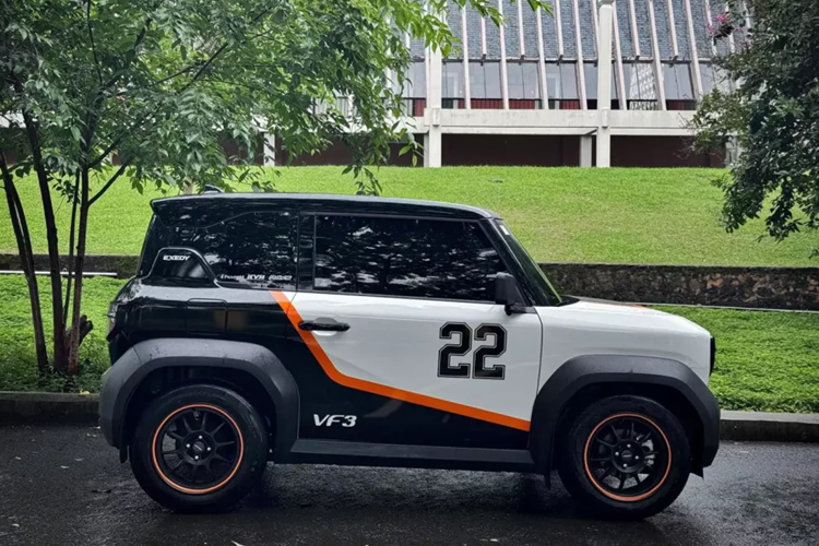 VinFast VF3 được trang bị pin lithium-ion với dung lượng khả dụng 18,64 kWh, mang đến phạm vi di chuyển 210 km sau mỗi lần sạc đầy theo tiêu chuẩn NEDC. Mẫu SUV cỡ nhỏ VinFast VF3 sẽ có thời gian sạc pin từ 10% lên 70% bằng sạc chậm là 5 giờ và bằng sạc nhanh là 36 phút, rất lý tưởng.