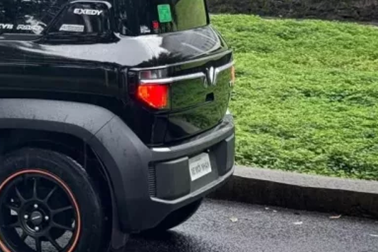 Xe điện VinFast VF3 sử dụng mô-tơ điện nằm trên cầu sau, cho công suất tối đa 43 mã lực và mô-men xoắn cực đại 110 Nm, giúp xe tăng tốc từ 0-50 km/h trong 5,3 giây.