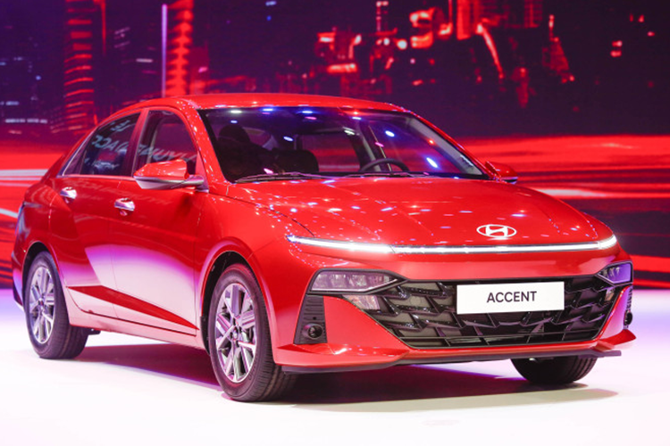 Bên trong xe, Hyundai Accent 2024 được trang bị vô lăng/ghế bọc da, lẫy chuyển số sau vô lăng, ghế trước làm mát, ghế sau gập 60:40, điều hòa tự động, cửa gió dành cho hàng ghế sau