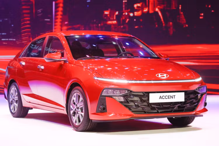 Bên trong xe, Hyundai Accent 2024 được trang bị vô lăng/ghế bọc da, lẫy chuyển số sau vô lăng, ghế trước làm mát, ghế sau gập 60:40, điều hòa tự động, cửa gió dành cho hàng ghế sau