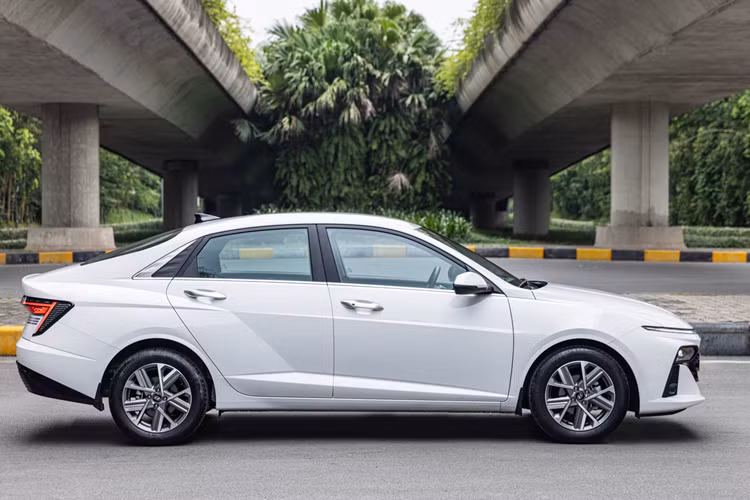 Với những người yêu thích thiết kế của Hyundai Accent đời cũ và muốn tiết kiệm chi phí thì đây là thời điểm thích hợp để mua sắm. So với Hyundai Accent thế hệ mới vốn có giá từ 439 - 569 triệu đồng cho 4 phiên bản, những chiếc xe đời cũ rẻ hơn đáng kể.