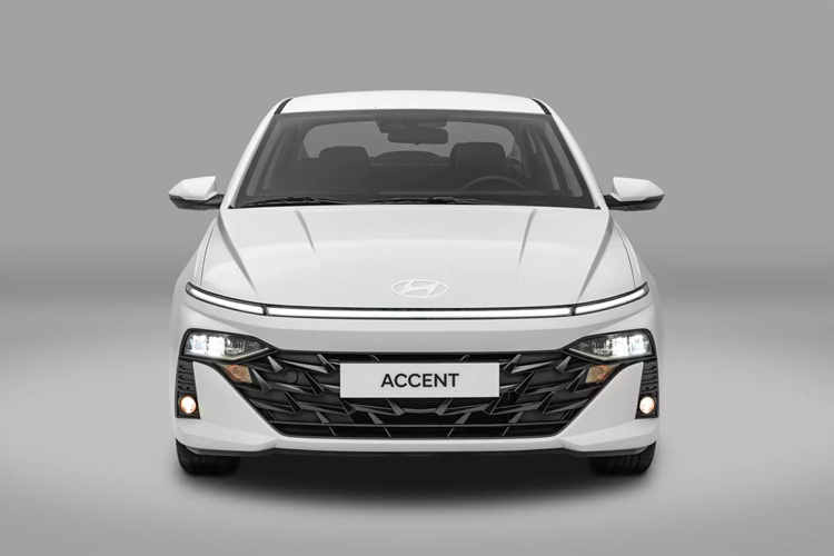 Tuy đắt hơn nhưng Hyundai Accent thế hệ mới đã được nâng cấp mạnh về mặt thiết kế và trang bị. Mẫu xe này được áp dụng ngôn ngữ thiết kế thể thao gợi cảm Sensuous Sportiness đặc trưng của thương hiệu Hyundai.