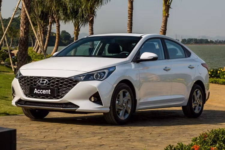 Không chỉ lột xác về mặt thiết kế, Hyundai Accent 2024 còn tăng mạnh về mặt kích thước. So với thế hệ cũ, xe dài hơn 95 mm, rộng hơn 36 mm, cao hơn 5 mm và chiều dài cơ sở tăng đến 70 mm, từ đó mang đến không gian nội thất rộng rãi hơn.
