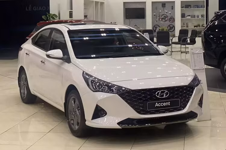  Hyundai Accent 2024 tại Việt Nam đã chính thức ra mắt vào cuối tháng 5 vừa qua. Tuy nhiên, tính đến thời điểm hiện tại, những chiếc Hyundai Accent đời cũ vẫn còn tồn kho ở một số đại lý. Để giải phóng hàng tồn, các đại lý này đang tích cực chạy chương trình giảm giá.