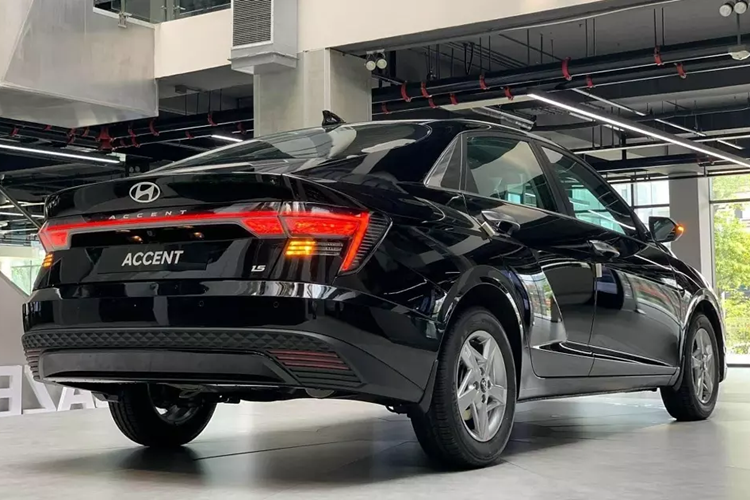 Mức giảm giá Hyundai Accent AT Đặc biệt xuống hiện chỉ còn từ 495 - 500 triệu đồng. Những chiếc Hyundai Accent này thuộc đời cũ nhưng vẫn được sản xuất năm 2024. Tuy nhiên, số lượng và màu sắc của những chiếc xe này sẽ bị giới hạn, chủ yếu là màu trắng hoặc đỏ.