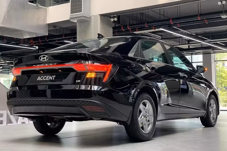 Mức giảm giá Hyundai Accent AT Đặc biệt xuống hiện chỉ còn từ 495 - 500 triệu đồng. Những chiếc Hyundai Accent này thuộc đời cũ nhưng vẫn được sản xuất năm 2024. Tuy nhiên, số lượng và màu sắc của những chiếc xe này sẽ bị giới hạn, chủ yếu là màu trắng hoặc đỏ.