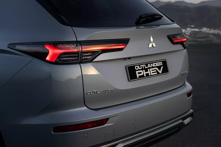 Trang bị an toàn của Mitsubishi Outlander PHEV 2025 khá đầy đủ với hệ thống giảm thiểu va chạm phía trước, phanh khẩn cấp tự động trước/sau, cảnh báo điểm mù với tính năng hỗ trợ chuyển làn đường, cảnh báo lệch làn đường, hỗ trợ giữ làn đường, kiểm soát hành trình thích ứng, nhận diện biển báo giao thông và hệ thống giám sát người lái mới.