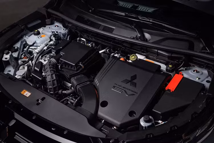 Nội thất của xe cũng chỉ sở hữu một số điều chỉnh nhẹ như màn hình cảm ứng trung tâm 12,3 inch mới, thay cho loại 9 inch cũ. Màn hình này hỗ trợ kết nối Apple CarPlay/Android Auto không dây. Trong khi đó, các bản cao cấp có thêm hệ thống âm thanh Yamaha 12 loa mới.