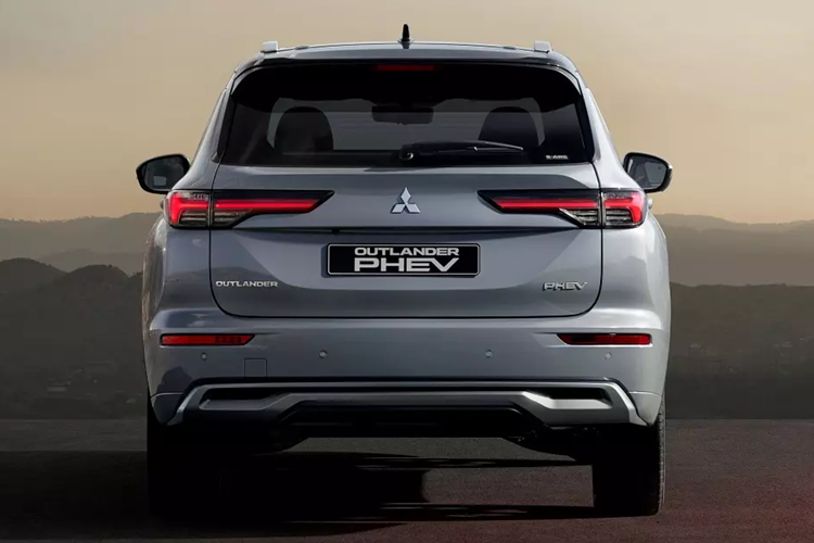 Hiện giá xe Mitsubishi Outlander PHEV 2025 vẫn chưa được công bố. Xe sẽ được bán tại thị trường Nhật Bản vào mùa thu năm nay. Đến năm sau, xe sẽ được phân phối ở khoảng 20 thị trường châu Âu. Ngoài ra, trong năm sau, hãng Mitsubishi cũng sẽ nâng cấp phiên bản máy xăng của Outlander.