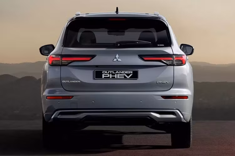 Hiện giá xe Mitsubishi Outlander PHEV 2025 vẫn chưa được công bố. Xe sẽ được bán tại thị trường Nhật Bản vào mùa thu năm nay. Đến năm sau, xe sẽ được phân phối ở khoảng 20 thị trường châu Âu. Ngoài ra, trong năm sau, hãng Mitsubishi cũng sẽ nâng cấp phiên bản máy xăng của Outlander.