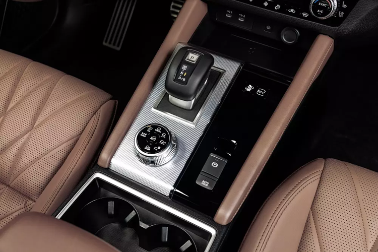 Hãng xe Nhật Bản chỉ cải tiến nhẹ ở thiết kế lưới tản nhiệt của xe. Lưới tản nhiệt này còn có tính năng đóng/mở chủ động giúp cải thiện tính khí động lực học. Thay đổi còn lại nằm ở bộ vành hợp kim 20 inch với thiết kế 6 chấu mới, màu sơn xám Moonstone Grey và tạo hình trong đèn hậu.