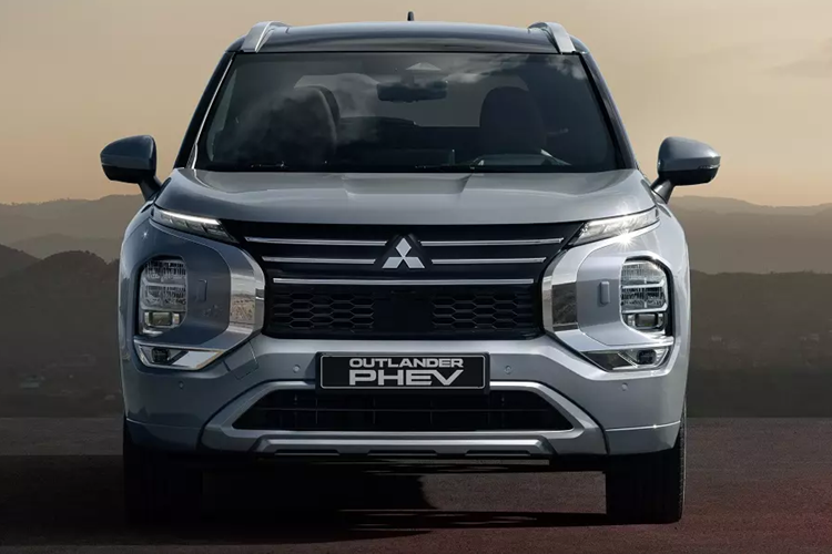 Sự thay đổi đáng chú ý nhất của mẫu xe SUV Mitsubishi Outlander PHEV 2025 nằm ở dung lượng pin. Theo đó, pin của xe đã được tăng dung lượng từ 20 kWh lên 22,7 kWh. Điều này giúp phạm vi di chuyển bằng pin của Mitsubishi Outlander PHEV 2025 tăng lên 86 km theo chu trình thử nghiệm WLTP.