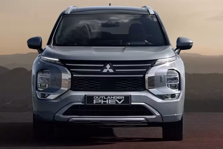 Sự thay đổi đáng chú ý nhất của mẫu xe SUV Mitsubishi Outlander PHEV 2025 nằm ở dung lượng pin. Theo đó, pin của xe đã được tăng dung lượng từ 20 kWh lên 22,7 kWh. Điều này giúp phạm vi di chuyển bằng pin của Mitsubishi Outlander PHEV 2025 tăng lên 86 km theo chu trình thử nghiệm WLTP.