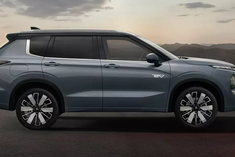 Bên cạnh đó, xe còn được trang bị hệ thống làm mát pin bằng dung dịch nới. Hệ thống bơm nhiệt cũng giúp tối ưu hóa việc tiêu thụ điện năng để giúp xe duy trì phạm vi di chuyển dài hơn trong điều kiện thời tiết lạnh giá.