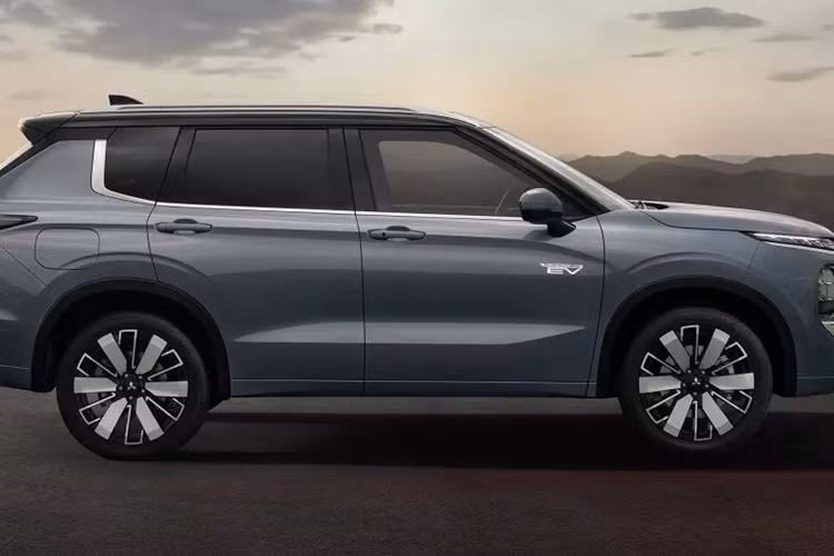 Bên cạnh đó, xe còn được trang bị hệ thống làm mát pin bằng dung dịch nới. Hệ thống bơm nhiệt cũng giúp tối ưu hóa việc tiêu thụ điện năng để giúp xe duy trì phạm vi di chuyển dài hơn trong điều kiện thời tiết lạnh giá.