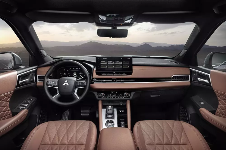 Theo hãng Mitsubishi, dung tích bình xăng của xe đã tăng lên 53 lít. Khi đổ đầy bình xăng và sạc đầy pin, xe có thể chạy được 844 km. Lượng xăng tiêu thụ của xe chỉ dừng ở mức 0,8 lít/100 km trong khi lượng khí CO2 phát thải là 18 g/km.