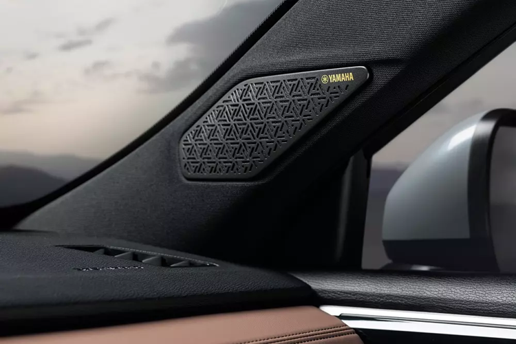 Hãng Mitsubishi cho biết hệ thống treo và hệ thống lái của xe cũng đã được cải tiến. Tiếp theo đó là đĩa phanh lớn hơn với đường kính 350 mm cả phía trước lẫn sau. Đĩa phanh này nằm phía sau vành la-zăng hợp kim có đường kính từ 18 - 20 inch, tùy phiên bản. Trong khi đó, thiết kế ngoại thất của Mitsubishi Outlander PHEV 2025 gần như giữ nguyên.