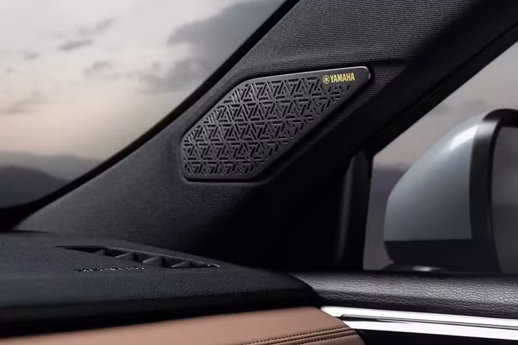 Hãng Mitsubishi cho biết hệ thống treo và hệ thống lái của xe cũng đã được cải tiến. Tiếp theo đó là đĩa phanh lớn hơn với đường kính 350 mm cả phía trước lẫn sau. Đĩa phanh này nằm phía sau vành la-zăng hợp kim có đường kính từ 18 - 20 inch, tùy phiên bản. Trong khi đó, thiết kế ngoại thất của Mitsubishi Outlander PHEV 2025 gần như giữ nguyên.