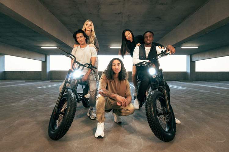 Là một mẫu xe điện thông minh, VFDrgnFly hỗ trợ ứng dụng di động để người dùng có thể tận hưởng những tiện ích thông minh như: thay đổi chế độ lái, lưu trữ hành trình, mở/khóa với các chế độ đặc biệt. Quan trọng nhất, khả năng cập nhật phần mềm (OTA) sẽ giúp cho mẫu xe không ngừng được tối ưu để mang đến trải nghiệm sử dụng vượt trội.