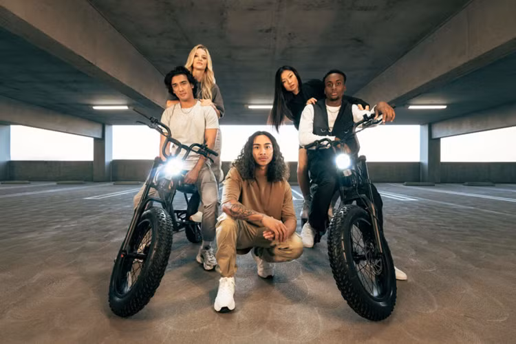 Là một mẫu xe điện thông minh, VFDrgnFly hỗ trợ ứng dụng di động để người dùng có thể tận hưởng những tiện ích thông minh như: thay đổi chế độ lái, lưu trữ hành trình, mở/khóa với các chế độ đặc biệt. Quan trọng nhất, khả năng cập nhật phần mềm (OTA) sẽ giúp cho mẫu xe không ngừng được tối ưu để mang đến trải nghiệm sử dụng vượt trội.