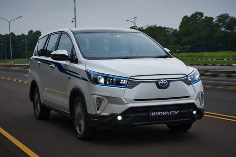 Chiếc xe Toyota Innova EV 2025 thuần điện xuất hiện trong tình trạng không hề bị che chắn và còn mang biển số màu xanh dành cho xe điện, được đăng ký dưới tên Công ty TNHH Toyota Astra Motor.